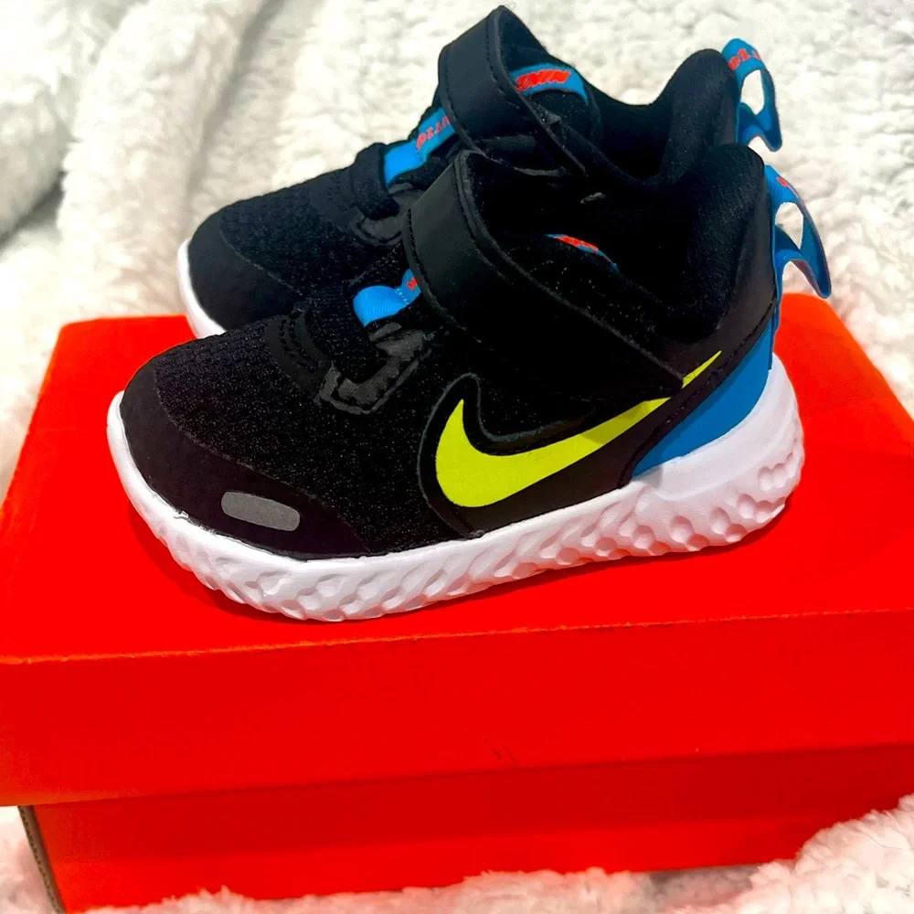 Nike‎ Unisex-Child Revolution 5 BabyToddler Velcro Running Shoe